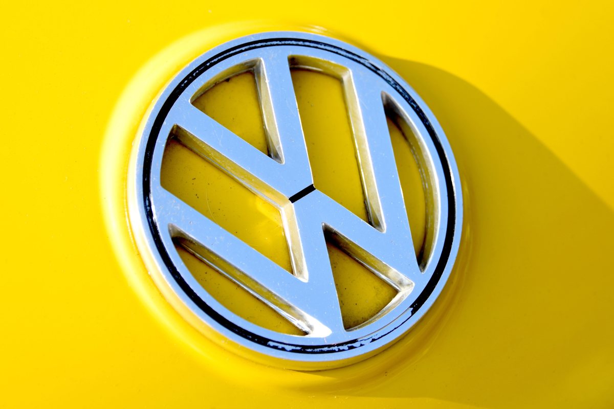 VW Logo auf gelben Auto