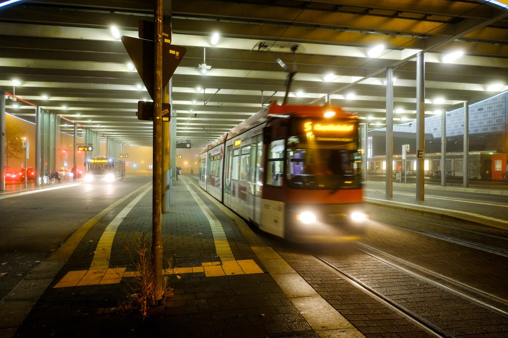 Straßenbahn fährt nachts am Braunschweiger Hauptbahnhof los