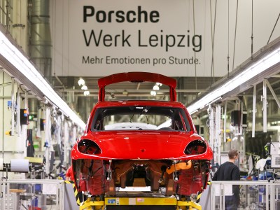 Porschewerk mit Macan ohne Reifen auf Linie