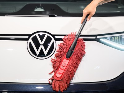 Wischmob putzt VW Auto ab