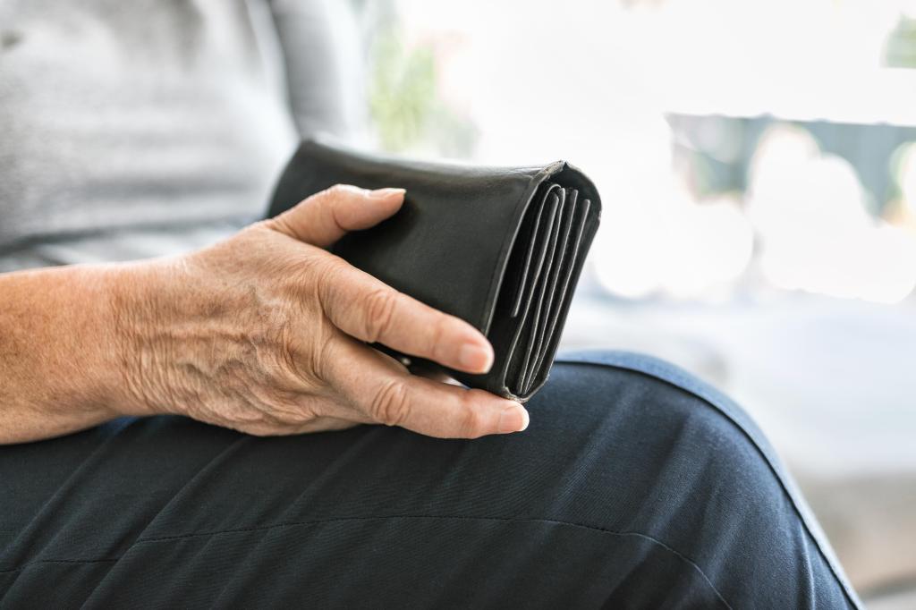 Rentner hat eine Geldbörse in der Hand