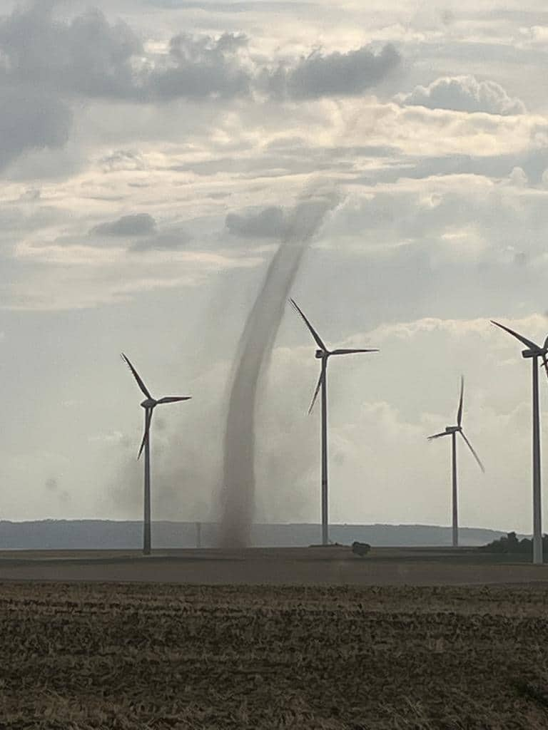 Tornado fegt über ein offenes Feld