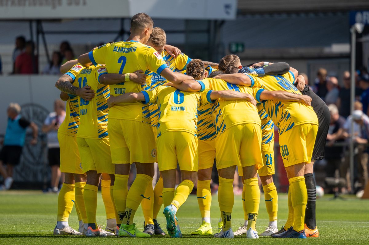 Eintracht Braunschweig Spieler stehen im Kreis