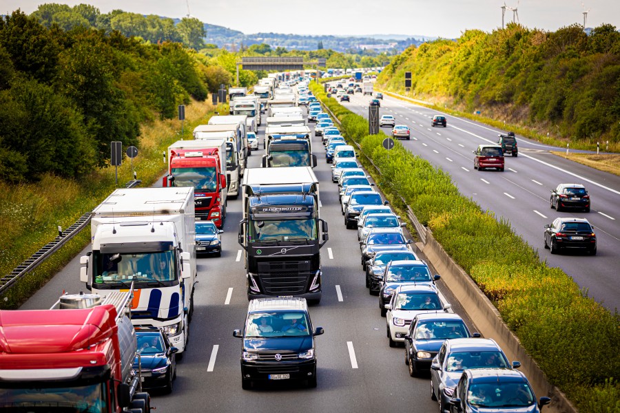 Chaos auf der A2 in Niedersachsen! Grund war ein Lkw-Fahrer, der den Kurs nicht halten konnte... (Symbolbild)