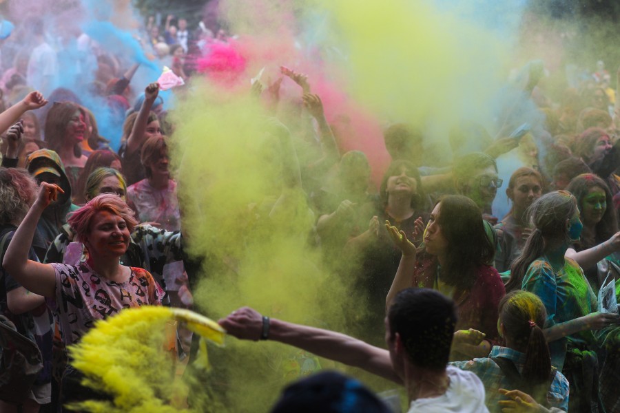 Schon bald wird es in Braunschweig wieder richtig bunt: Im August findet das Holi Festival statt! (Archivbild)