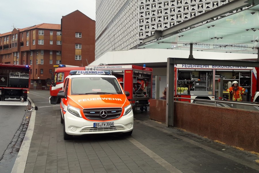 Das Parkhaus im Magniviertel ist vollgelaufen! Unzähle Besitzer sorgen sich um ihre Autos. 