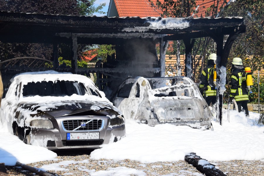 Das Carport und die zwei Autos sind bei dem Brand in Wolfenbüttel abgebrannt. 