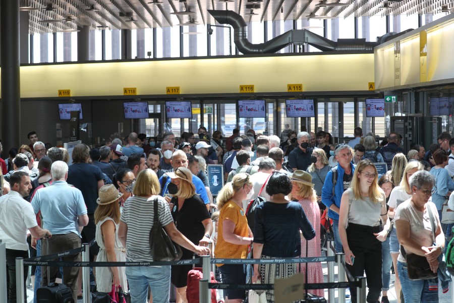 Eine Securitas-Mitarbeiterin am Flughafen Hannover hat jetzt erzählt, wie sie das Chaos erlebt. (Symbolbild)
