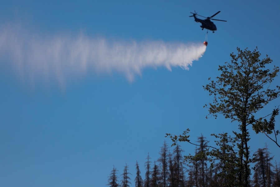 Schlimmer Brand im Harz! Am Freitag sind auch Hubschrauber im Einsatz, die gegen die Flammen kämpfen. 