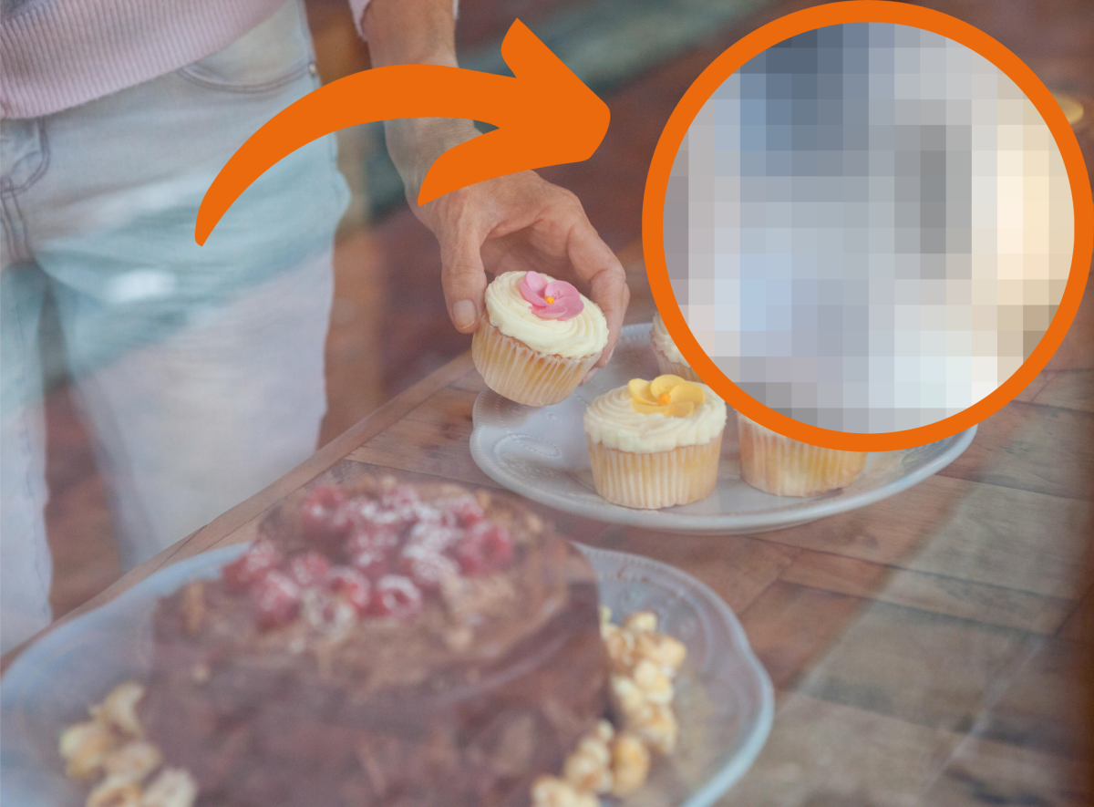Torten und Muffins werden in die Hand genommen, Montage mit einem Pfeil der auf ein verpixeltes Bild zeigt