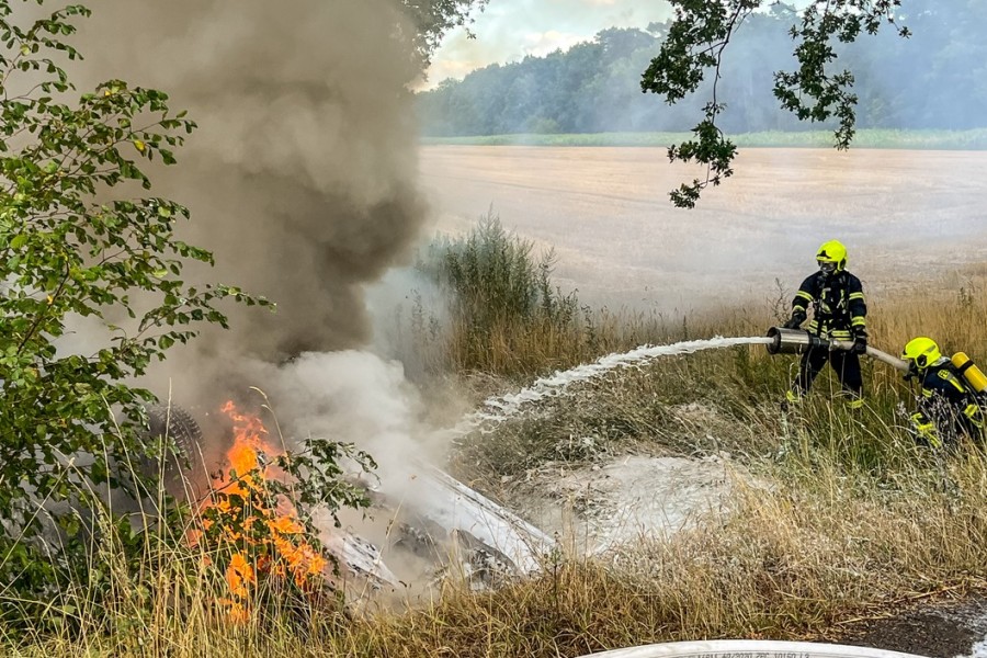 Im Kreis Celle ist ein Auto komplett in Flammen aufgegangen. 