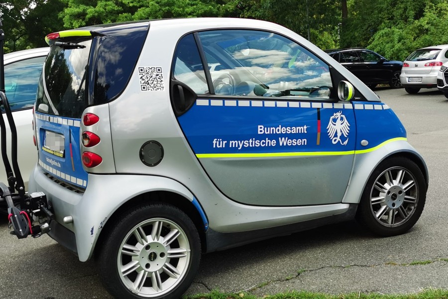 In Wolfsburg ist ein Auto vom „Bundesamt für mystische Wesen“ unterwegs. Ist es dir auch schon aufgefallen?