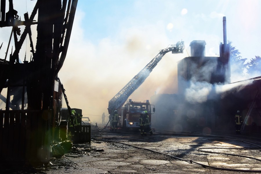 Durch das Feuer sind die meisten Lagerhallen in Peine komplett abgebrannt. 