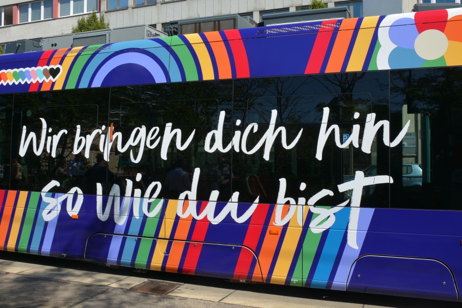 Die Regenbogen-Tramino ist mit einigen Sprüchen verziert. 