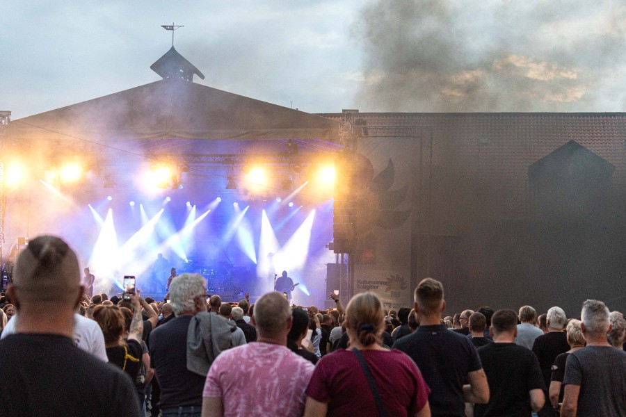 Schwarze Rauchwolken über dem Schloss Salder während Stahlzeit-Konzert in Salzgitter! 