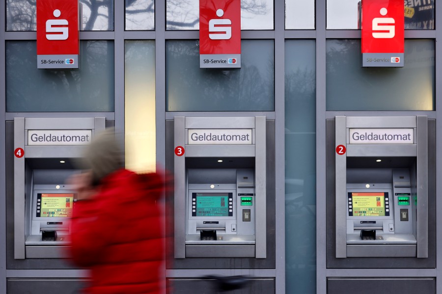 An einigen Geldautomaten der Sparkasse Braunschweig bekommst du ab Montag kein Geld mehr. (Archivbild)