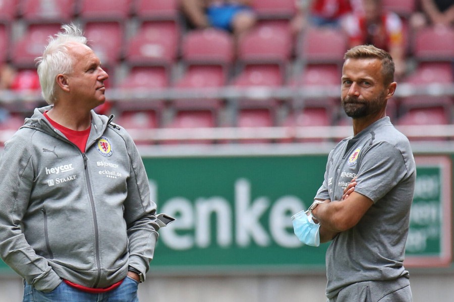 Peter Vollmann (l.) stärkt Trainer Michael Schiele (r.) den Rücken.