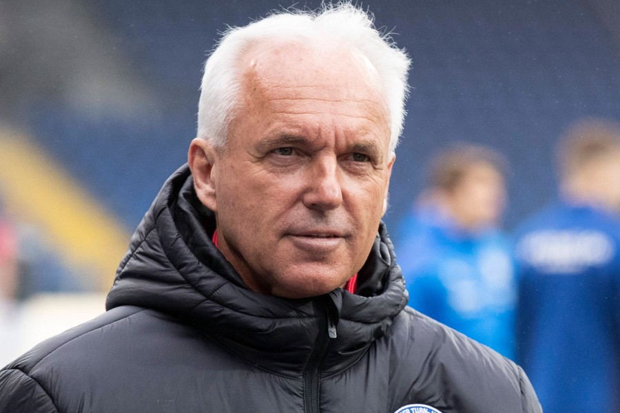 Eintracht-Sportvorstand Peter Vollmann äußert sich zum Saisonstart., Peter Vollmann (l.) stärkt Trainer Michael Schiele (r.) den Rücken.