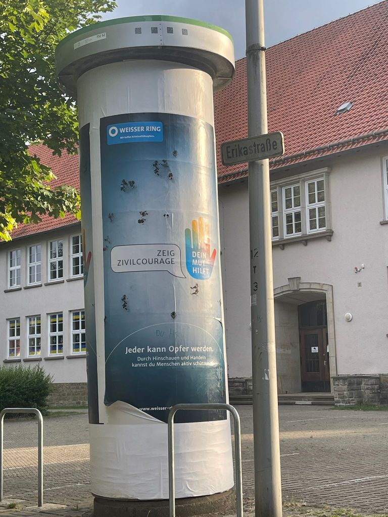Litfaßsäule steht vor Hauptschule in Salzgitter