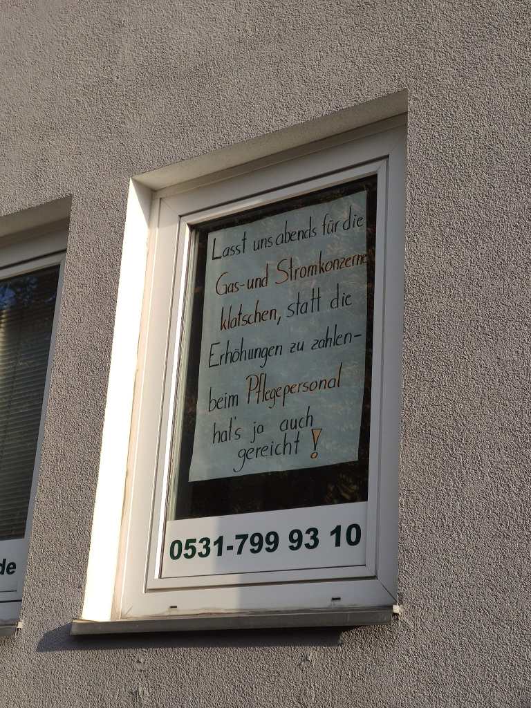 Fenster mit Plakat im Aushang