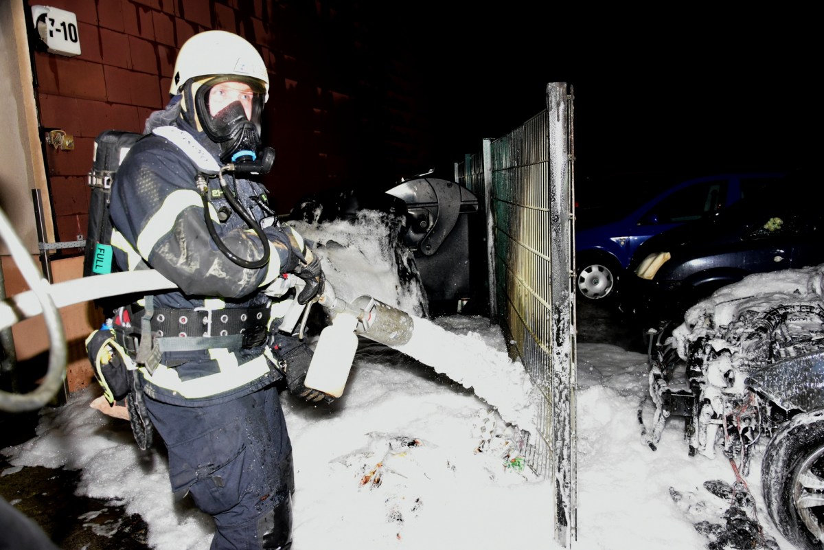 Die Feuerwehr löscht ein brennendes Auto in Wolfenbüttel