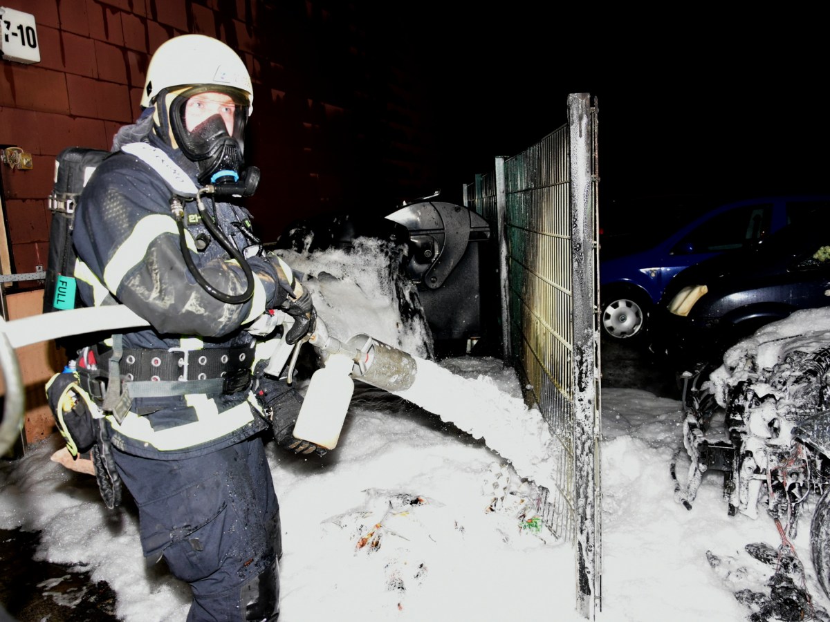 Die Feuerwehr löscht ein brennendes Auto in Wolfenbüttel