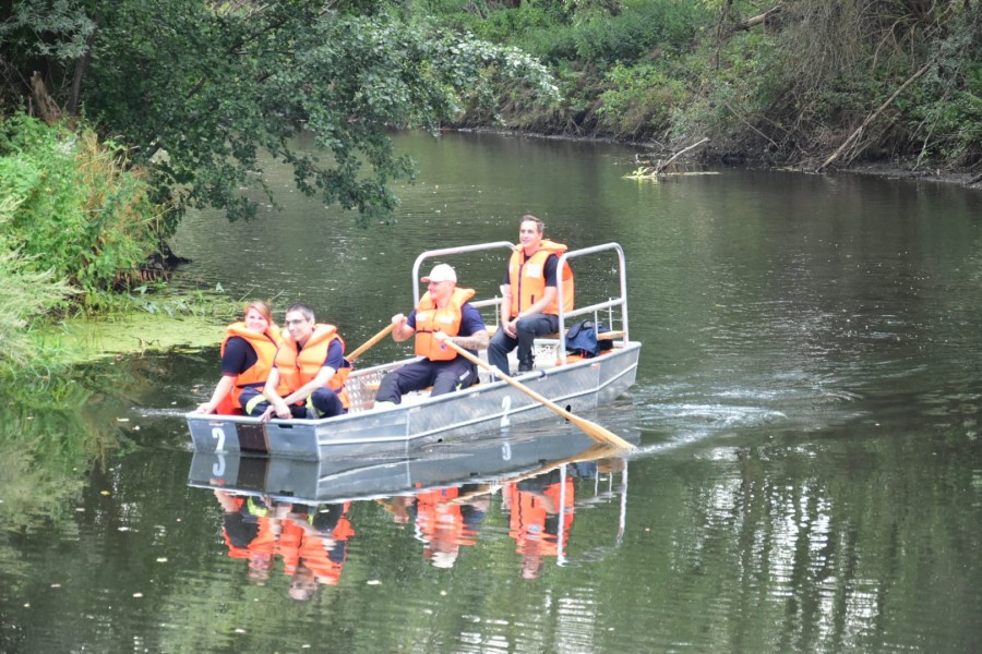 Die Feuerwehr Braunschweig kontrollierte mit Booten auf der Oker.