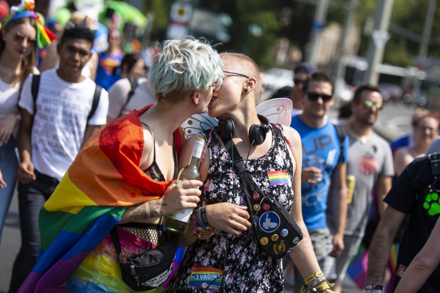 Ein „Christopher Street Day“ zieht am Samstagnachmittag durch Braunschweig. (Archivbild)