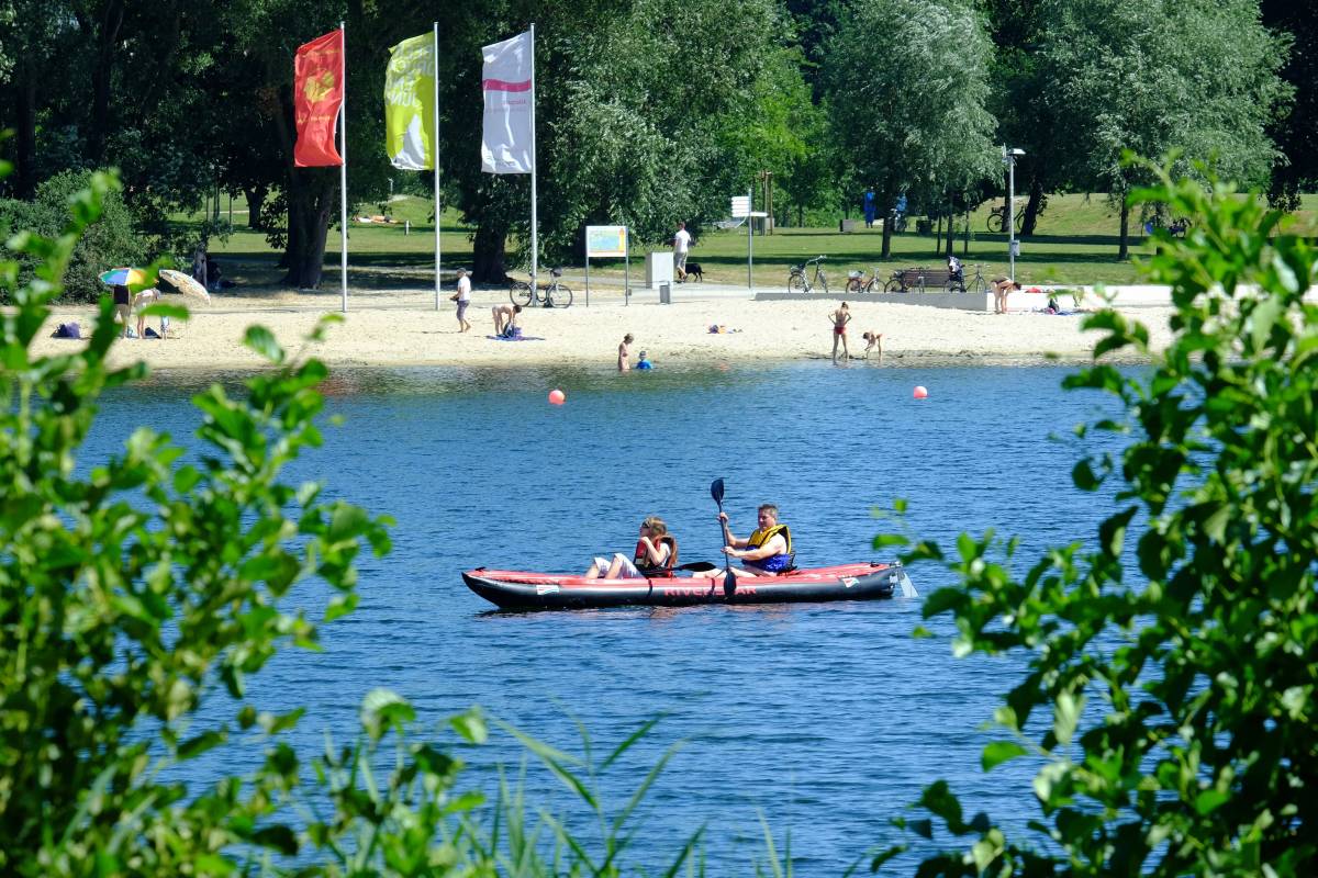 Blick auf den Allersee in Wolfsburg mit einem Kanu