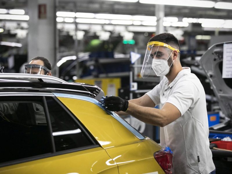 VW-Mitarbeiter mit Maske