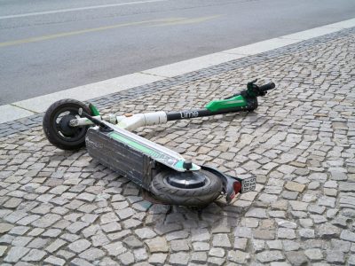 In Wolfenbüttel wurde ein Mann auf einem E-Scooter von der Polizei kontrolliert. Was dabei alles herauskommt, ist schockierend. (Symbolbild)