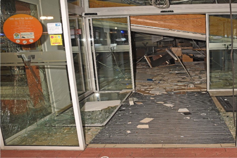 Das Gebäude-Innere der Volksbank im Kreis Peine war nach der Explosion voller Tümmer.