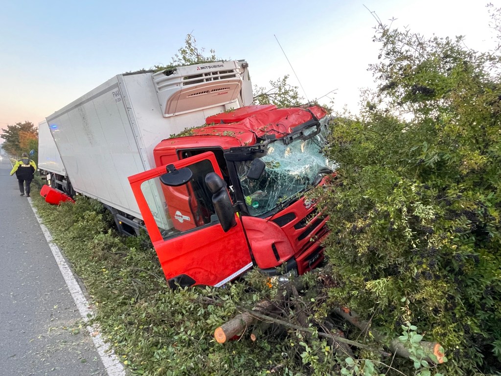 Lkw landet im Straßengraben