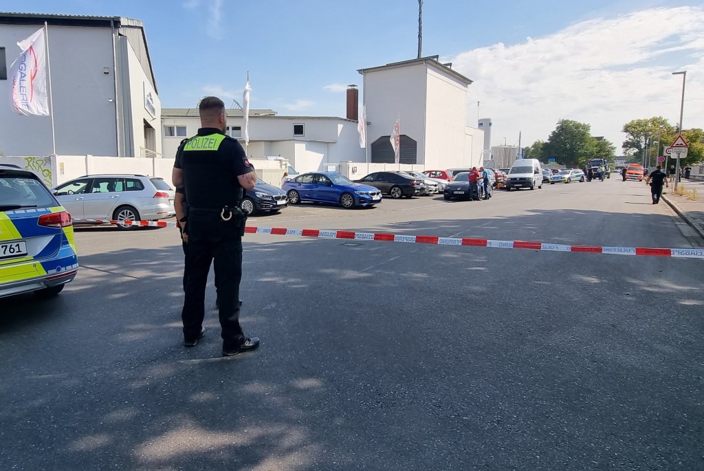 Polizist steht vor Tatort in Hannover
