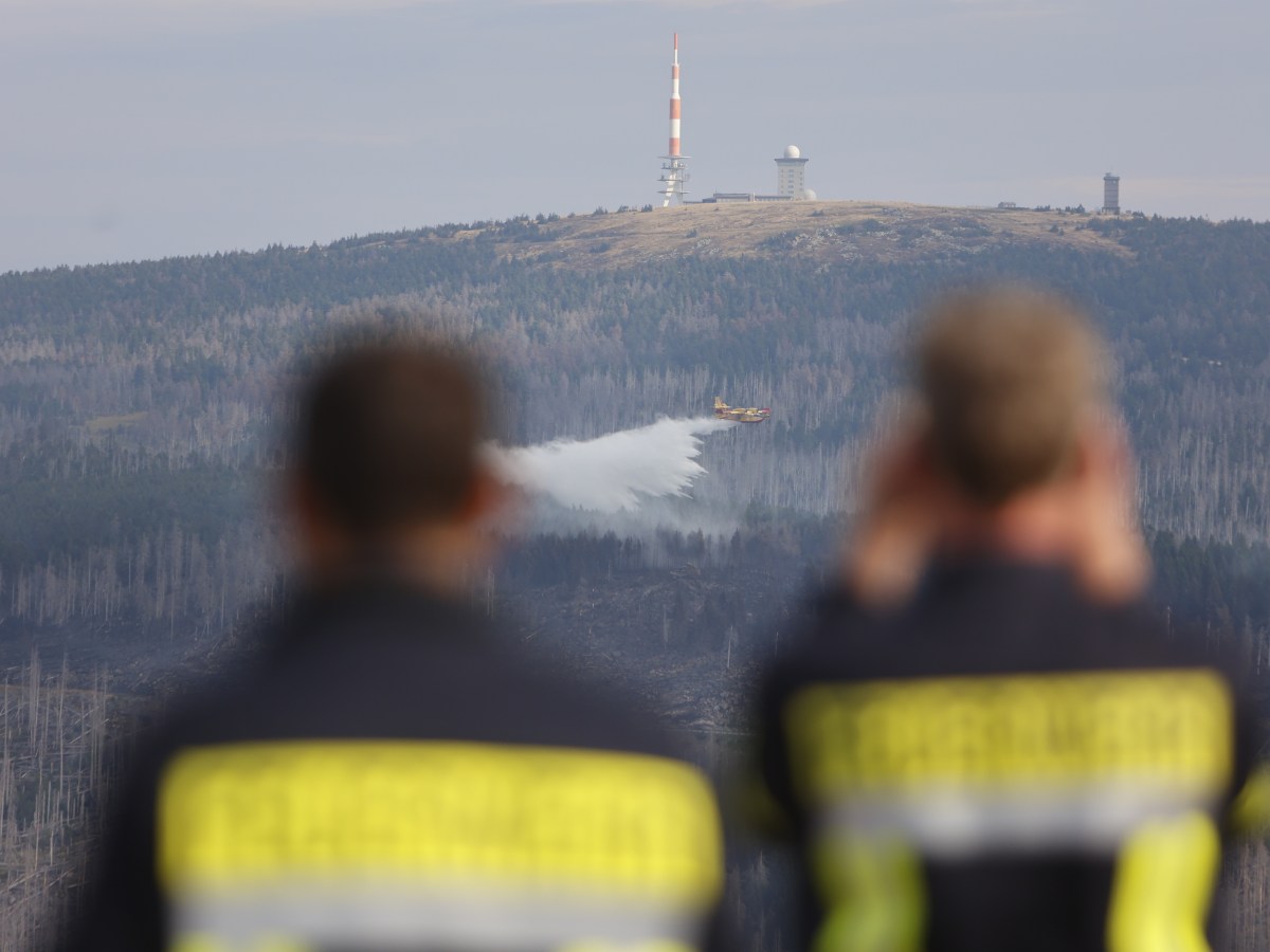 Harz Feuerwehrmänner beobachten Löschflugzeug am Brocken