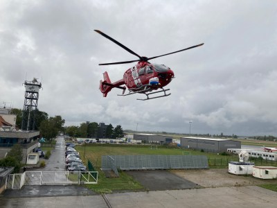 Ein Hubschrauber ist in Braunschweig im Schwebeflug unterwegs!