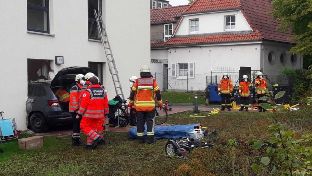 In Braunschweig ist ein Auto in ein Haus gedonnert.