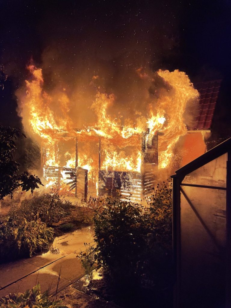 Feuerwehr Braunschweig Gliesmarode Brand Laube Holzmoore