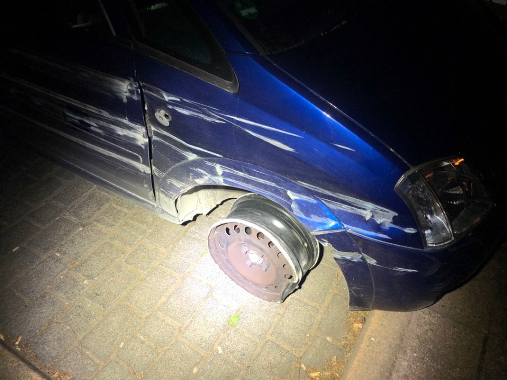 Opel hat keinen Reifen mehr, nur eine beschädigte Felge