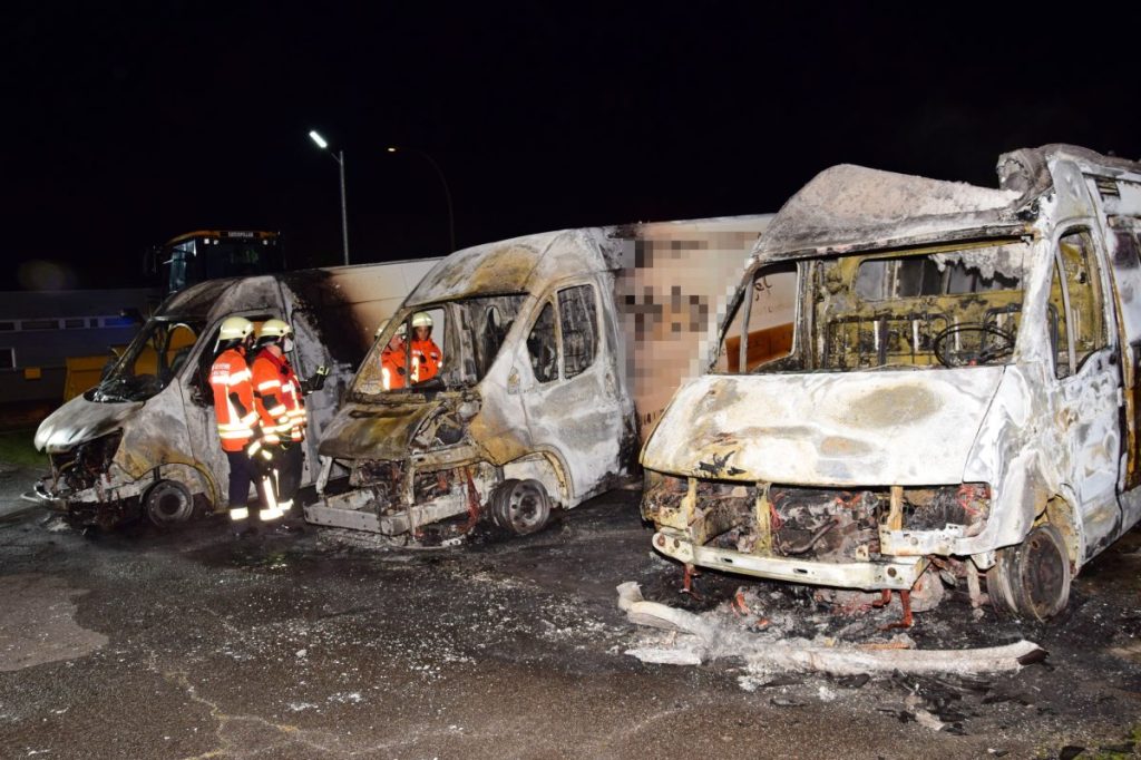 Drei Transporter in Braunschweig ausgebrannt