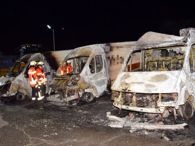 Drei Transporter in Braunschweig ausgebrannt