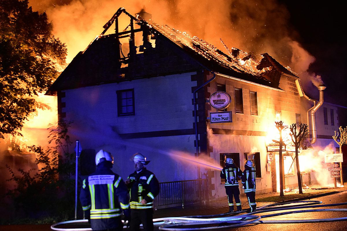 Wolfenbüttel: Großbrand in Achim! Alte Gaststätte brennt lichterloh ...