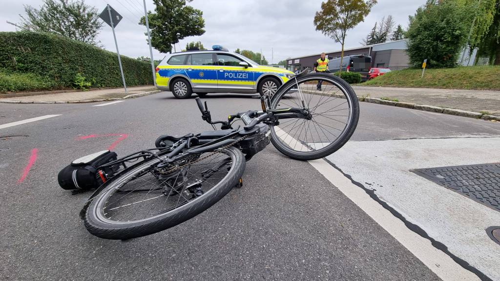 Ein Autofahrer hat einen Radfahrer in Wolfsburg umgefahren