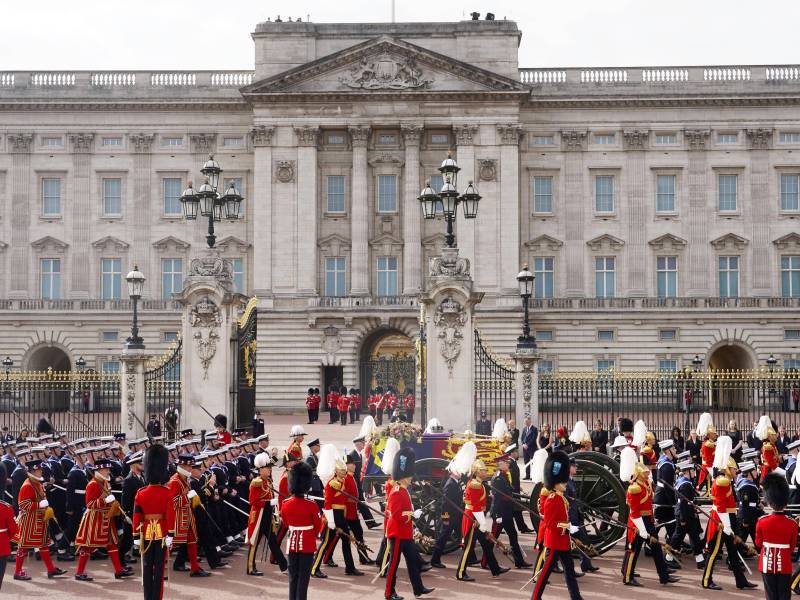 Am Tag nach der Beerdigung von Queen ELizabeth II. pilgern die Royals-Fans zum Buckingham Palace.