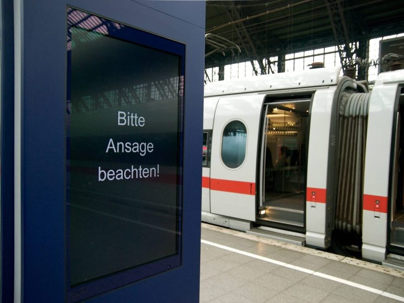Deutsche Bahn warnt Passagiere per Durchsage.