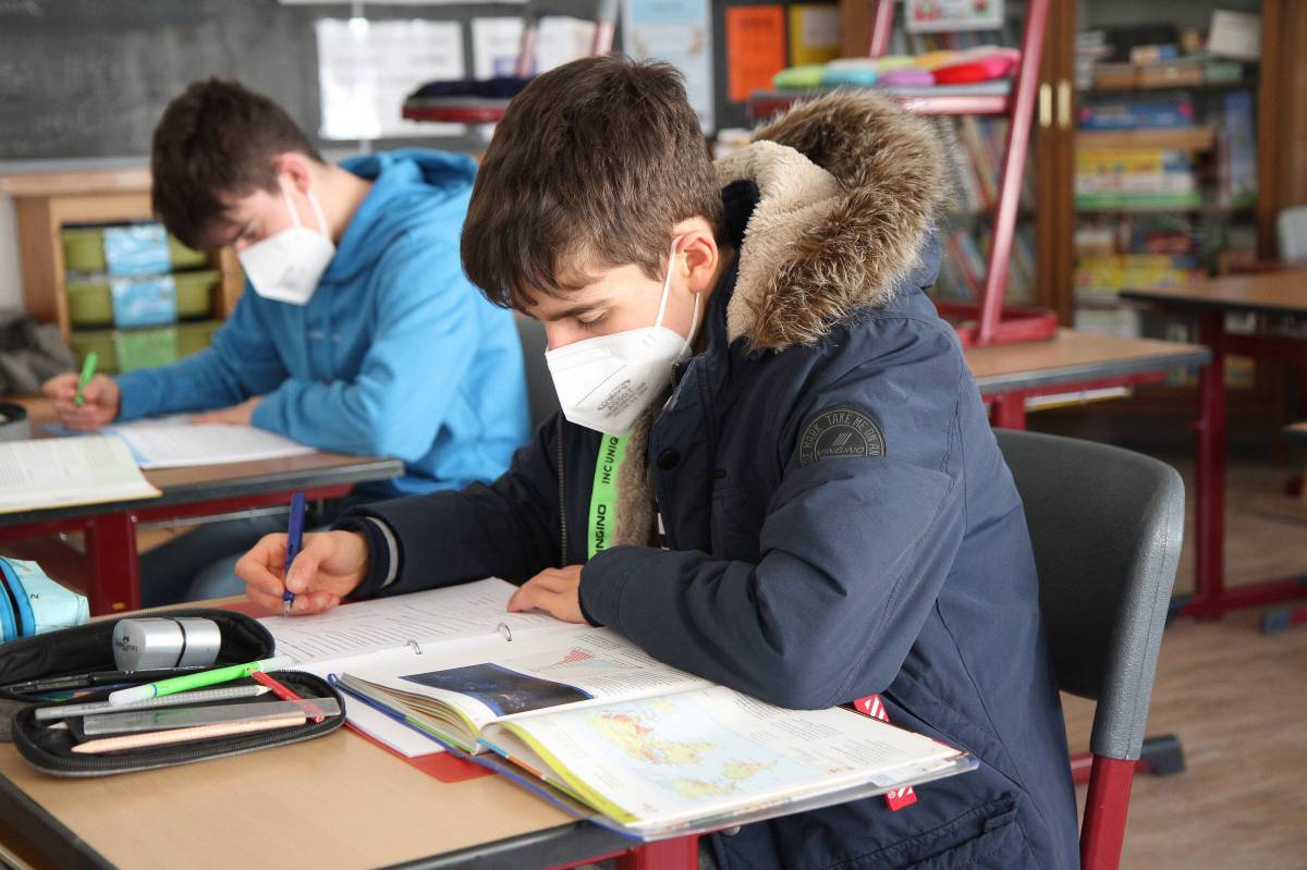 Braunschweig Schüler sitzen in Winterjacken in der Klasse