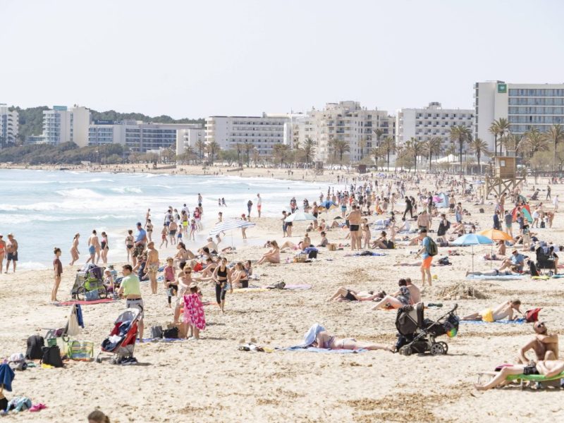 Urlaub auf Mallorca: Touristen lassen es sich am Strand gut gehen.