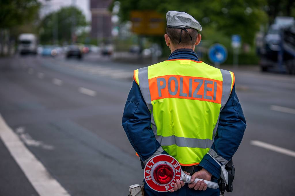 Braunschweig Polizist führt eine Kontrolle durch