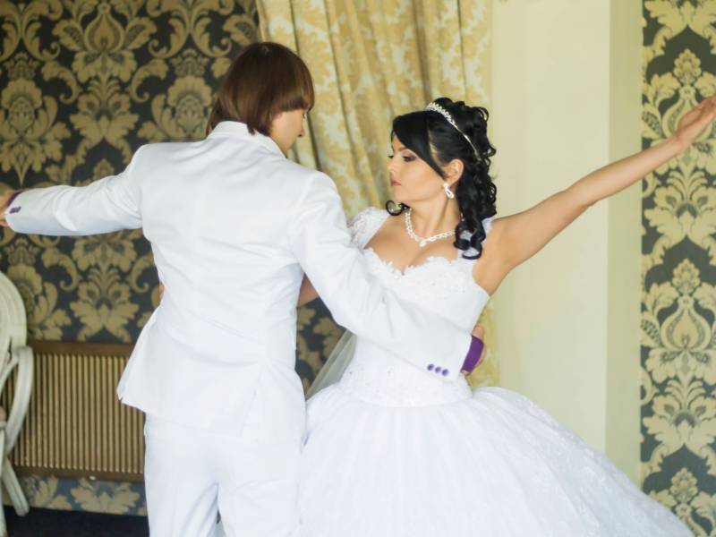 Hochzeit: Paar tanzt seinen Eröffnungstanz