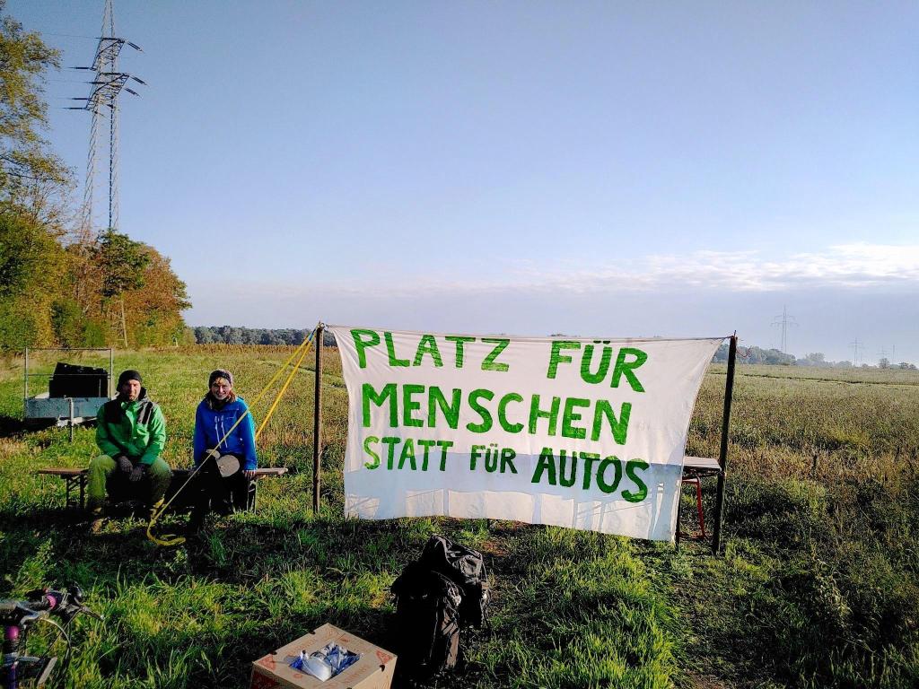 Aktivisten demonstrieren mit einer Mini-Mahnwache in Wolfsburg gegen das neue Trinity-Werk von VW.